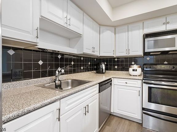 5th image of 135 Marion Dr