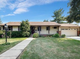 1654 Maple Knoll Dr, Falcon Heights, MN 55113