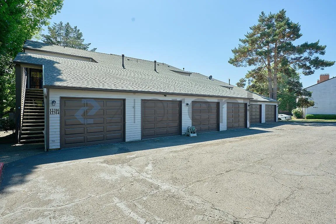 2 bed, 1036 sqft, $2,050 — Photo 3