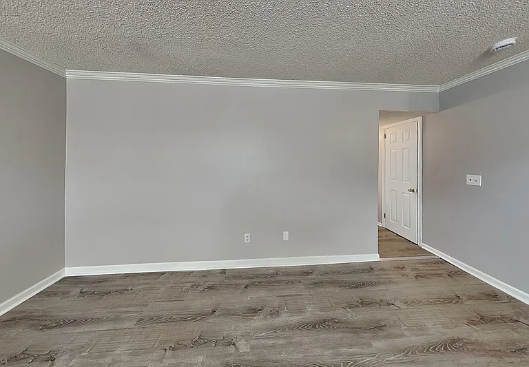 2468 Hampstead Dr — Photo 3