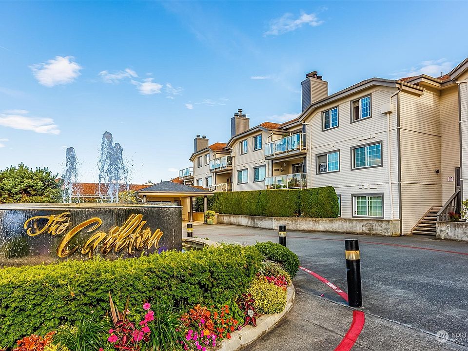 The front circular driveway at the Carlton is always attractively and seasonably landscaped.>