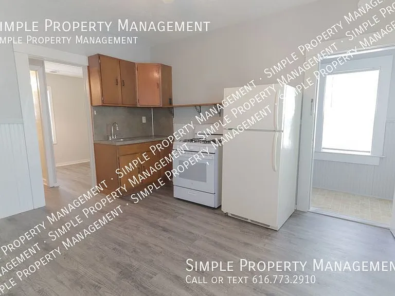 242 Page St NE #2 — Photo 3