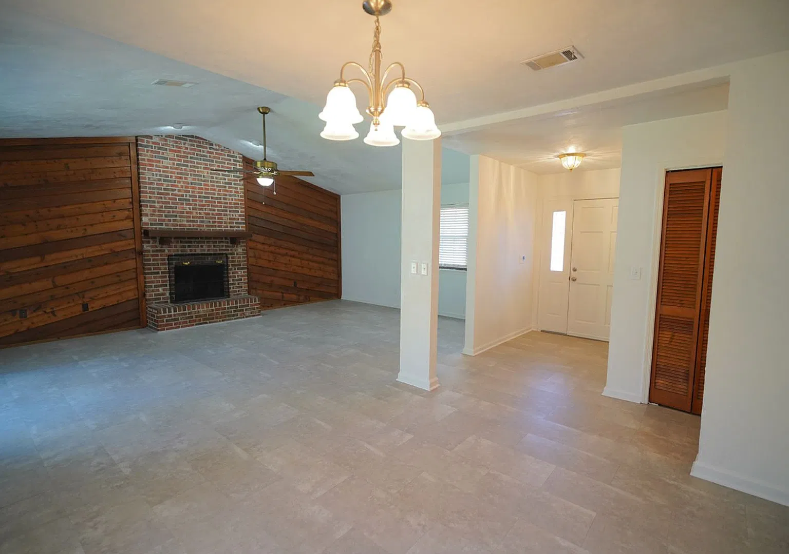 3 Bed / 2 Bath Home w/2 Car Garage in NW Neighborhood! — Photo 4