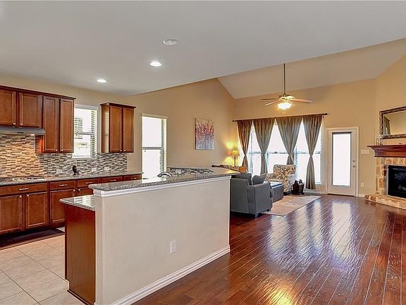 4th image of 1308 Poplar Dr