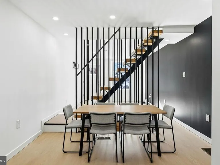 1819 E Albert St — Photo 3