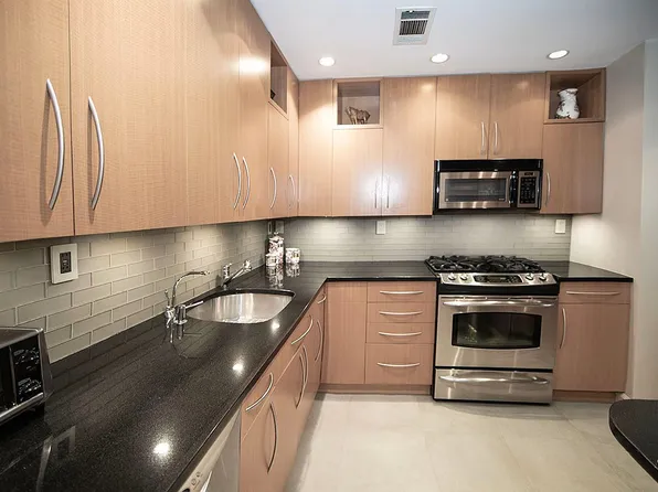300 E 74th St APT 2E, New York, NY 10021