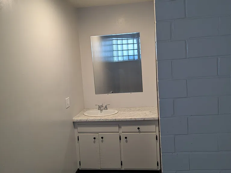 480 Park St E #4 — Photo 4