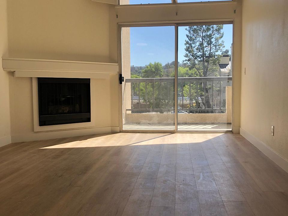 1st image of 5520 Owensmouth Ave APT 303