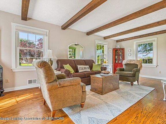 2nd image of 2843 Loomis Rd