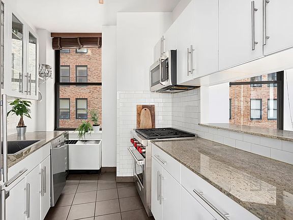 5th image of 82 Beaver St APT 505