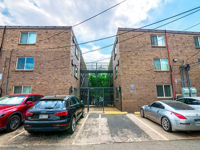 South Washington St Apts — Photo 10