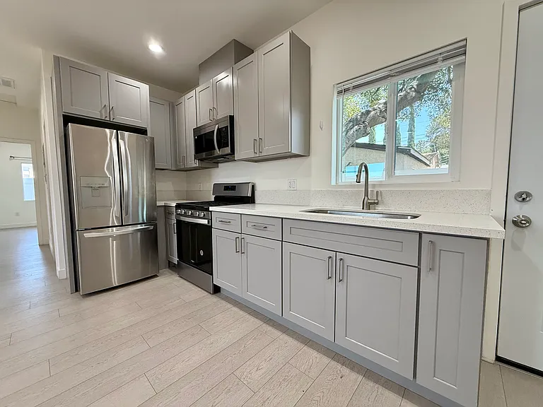10723 Rhodesia Ave — Photo 5