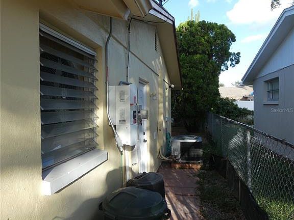 3rd image of 4832 Elmwood St
