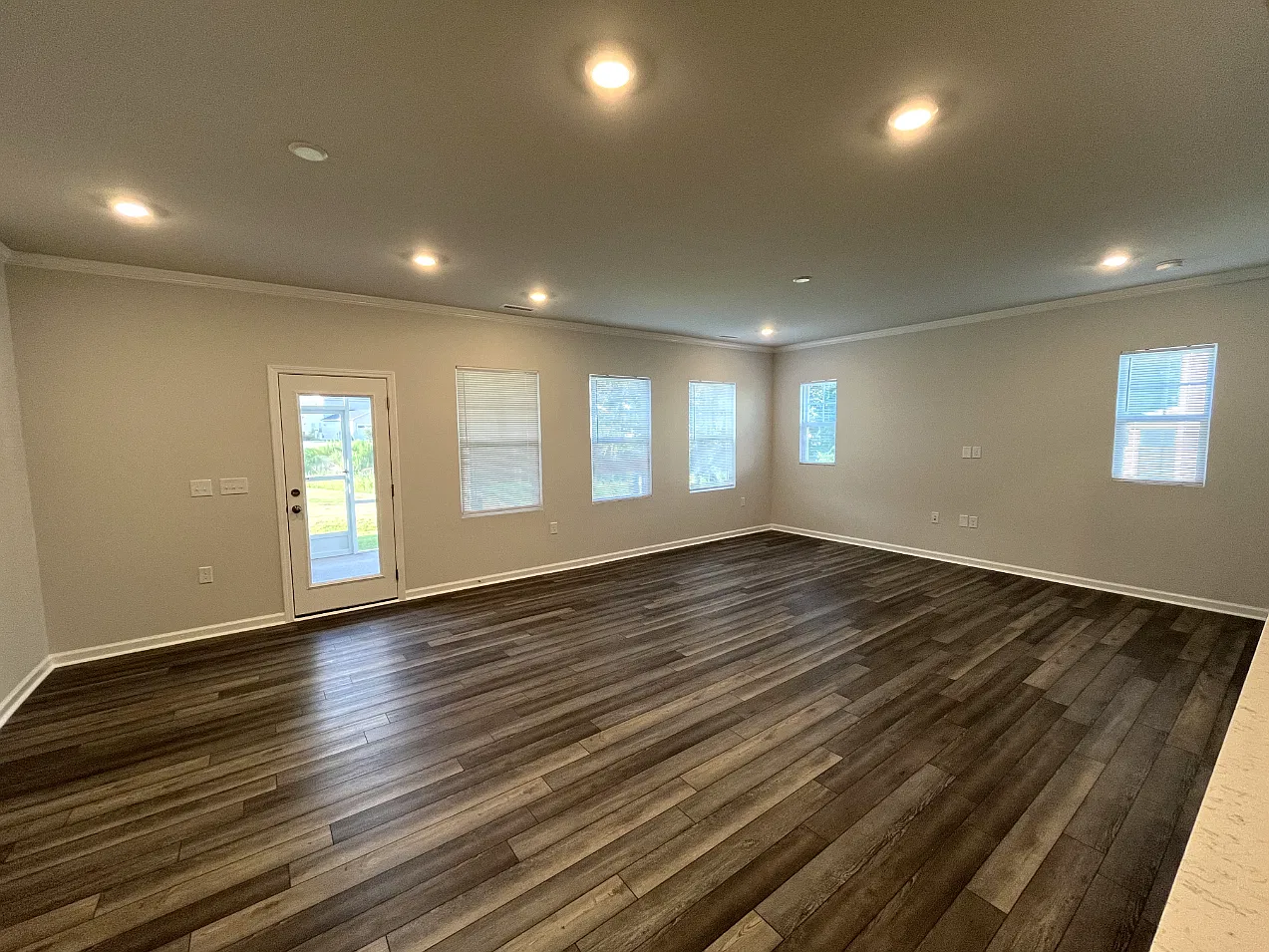 3 bed, 2.5 bath, 1954 sqft, $2,095 — Photo 3