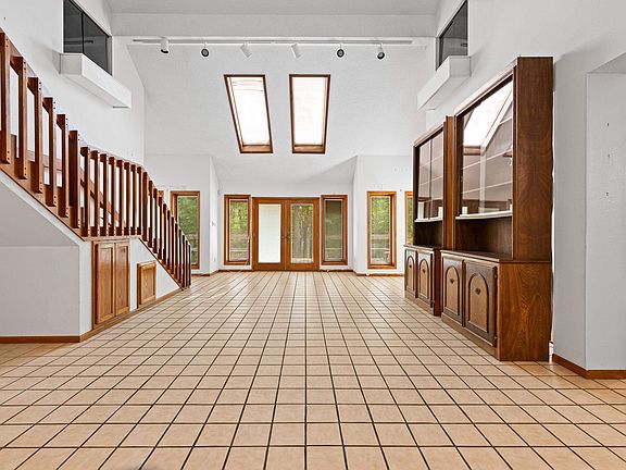 5th image of 1626 Meadows Ln