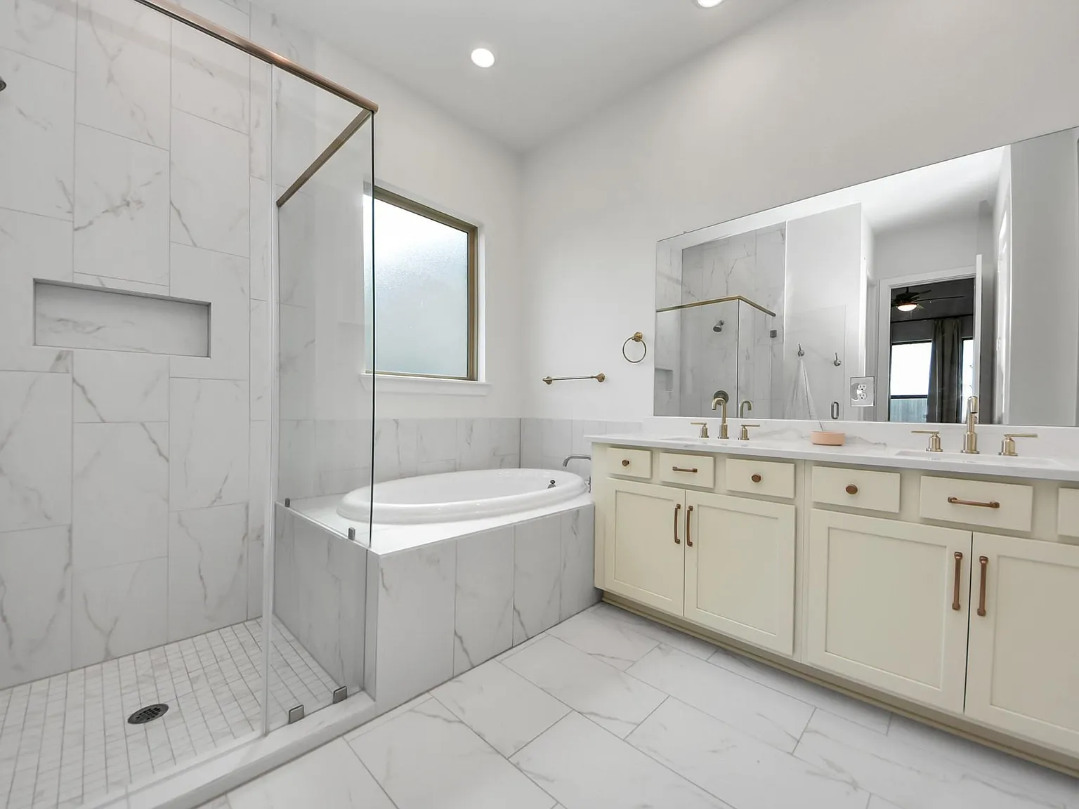 4 bed, 2.0 bath, 1974 sqft, $3,500 — Photo 4