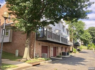 114 Panorama Dr, Edgewater, NJ 07020