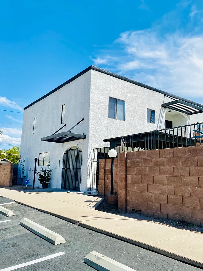 2 bed, 1.0 bath, 775 sqft, $1,300 — Photo 1