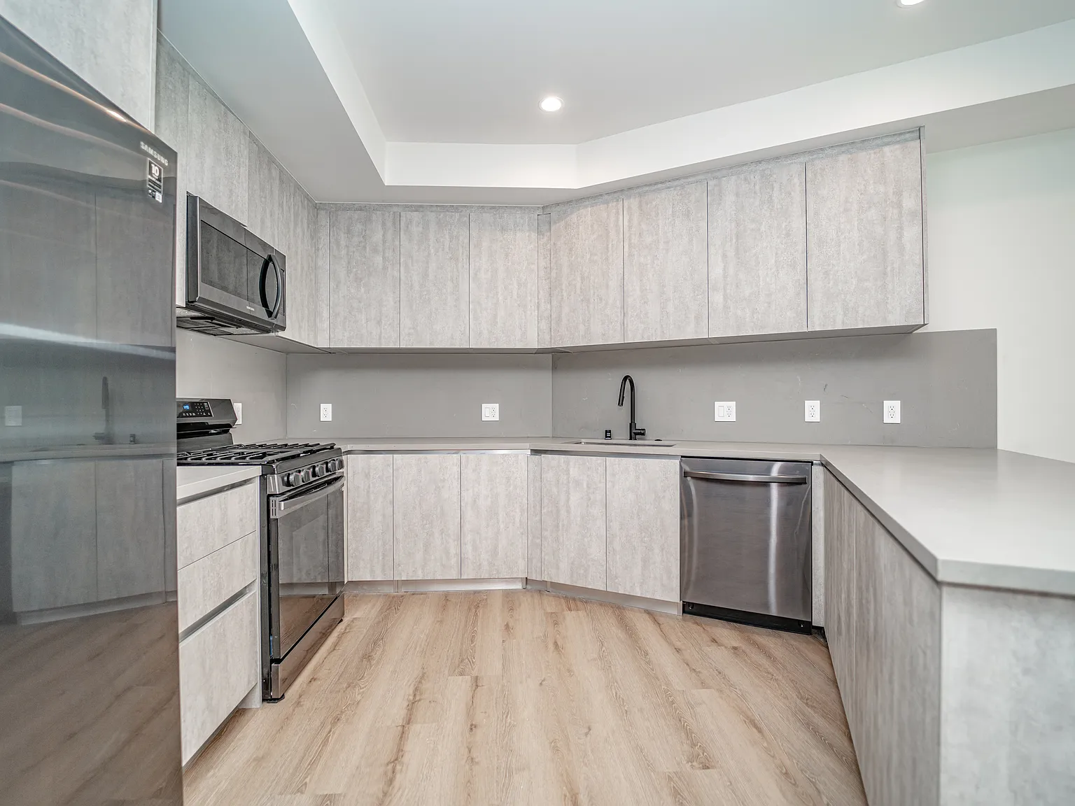 1 bed, 950 sqft, $3,342 — Photo 2