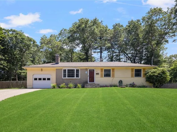 95 Woodland Dr, North Kingstown, RI 02852