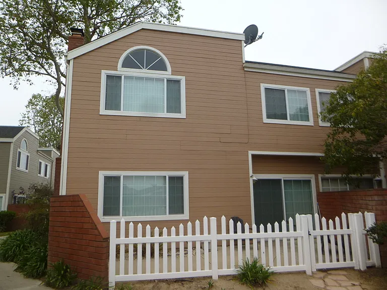 2435 Country Ln — Photo 2