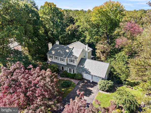9 Briarcrest Dr, Rose Valley, PA 19086