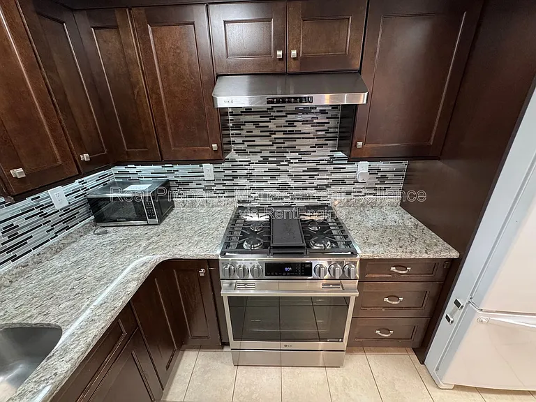50 Colonial Dr #8 — Photo 5