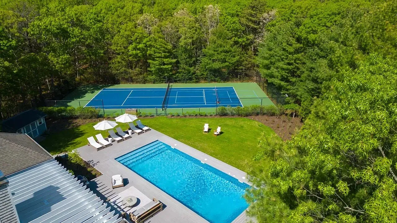 Brand new East Hampton Home with Pool, Tennis, and Hot Tub — Photo 2