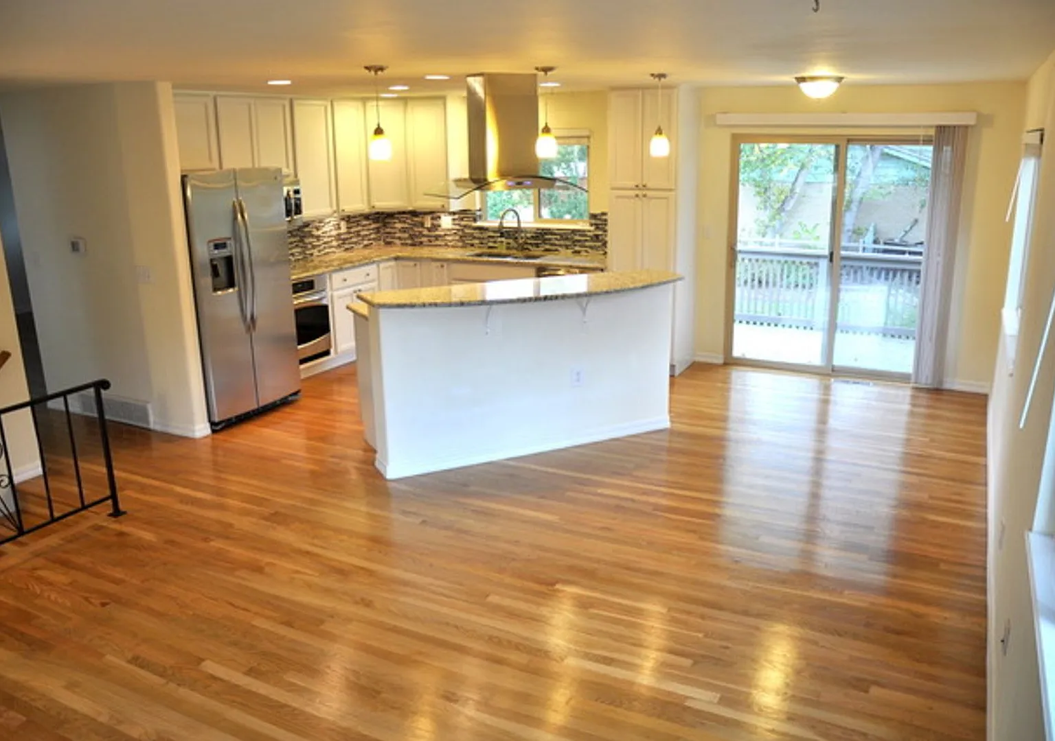 Beautiful 4 Bedroom Split-Level Home with Fenced Yard — Photo 4
