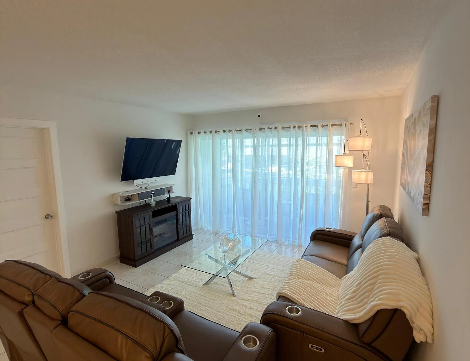 2 bed, 2.0 bath, 1050 sqft, $2,600 — Photo 3
