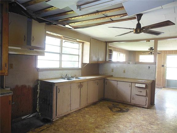 3rd image of 403 E Commercial St