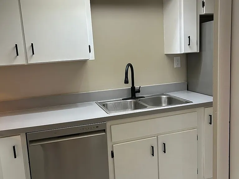 300 N Dewey St #5 — Photo 5