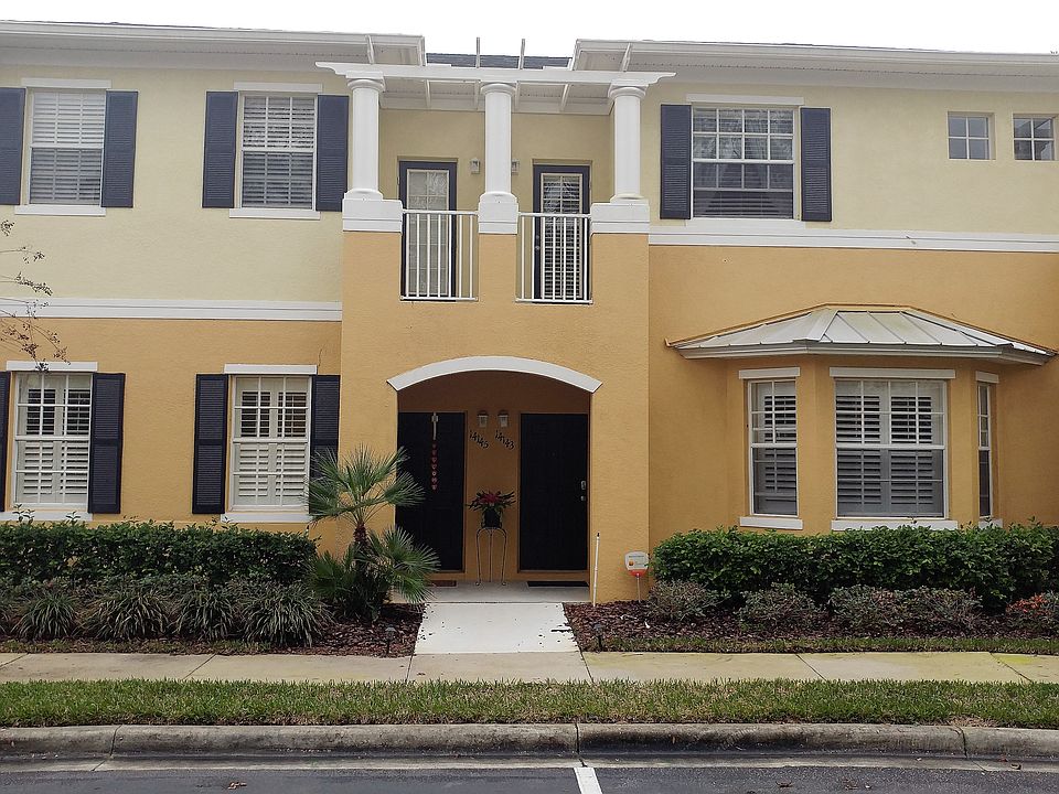 Beautiful & stately townhome