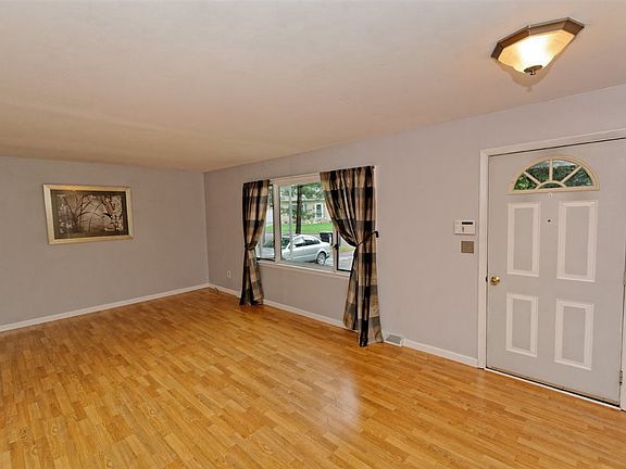 4th image of 172 Sterling Ave
