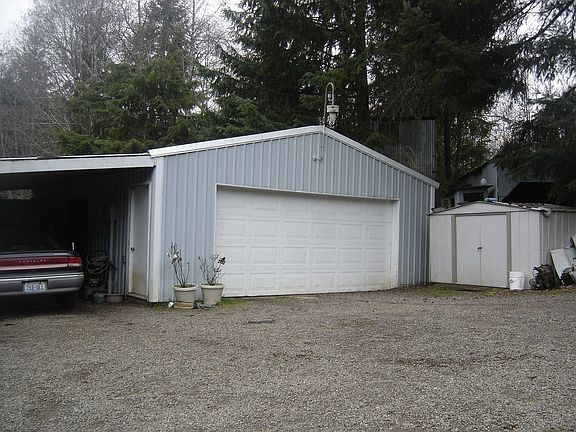 Garage / Carport