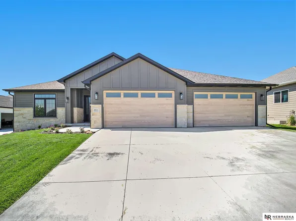 8811 Chaparral Ct, Lincoln, NE 68520