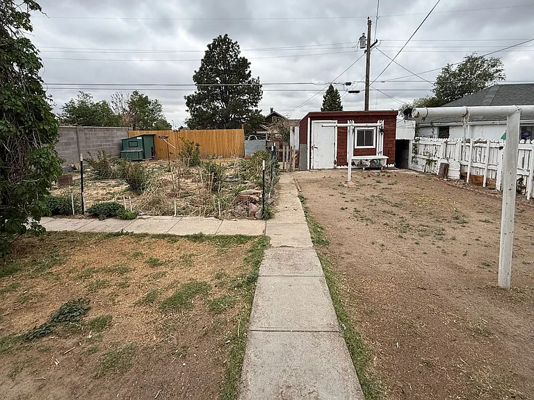 1222 E 3rd St — Photo 21
