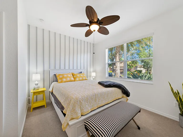 Front guest bedroom (queen)