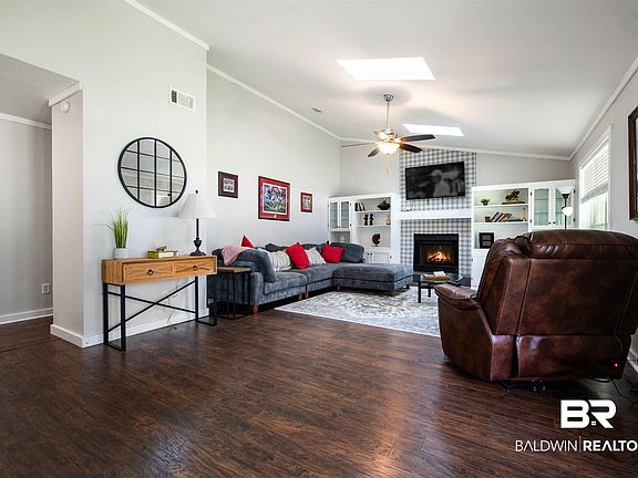 5th image of 521 Parkwood Ave