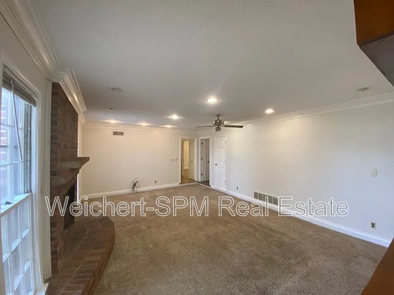 4 bed, 2.0 bath, 3000 sqft, $2,500 — Photo 4