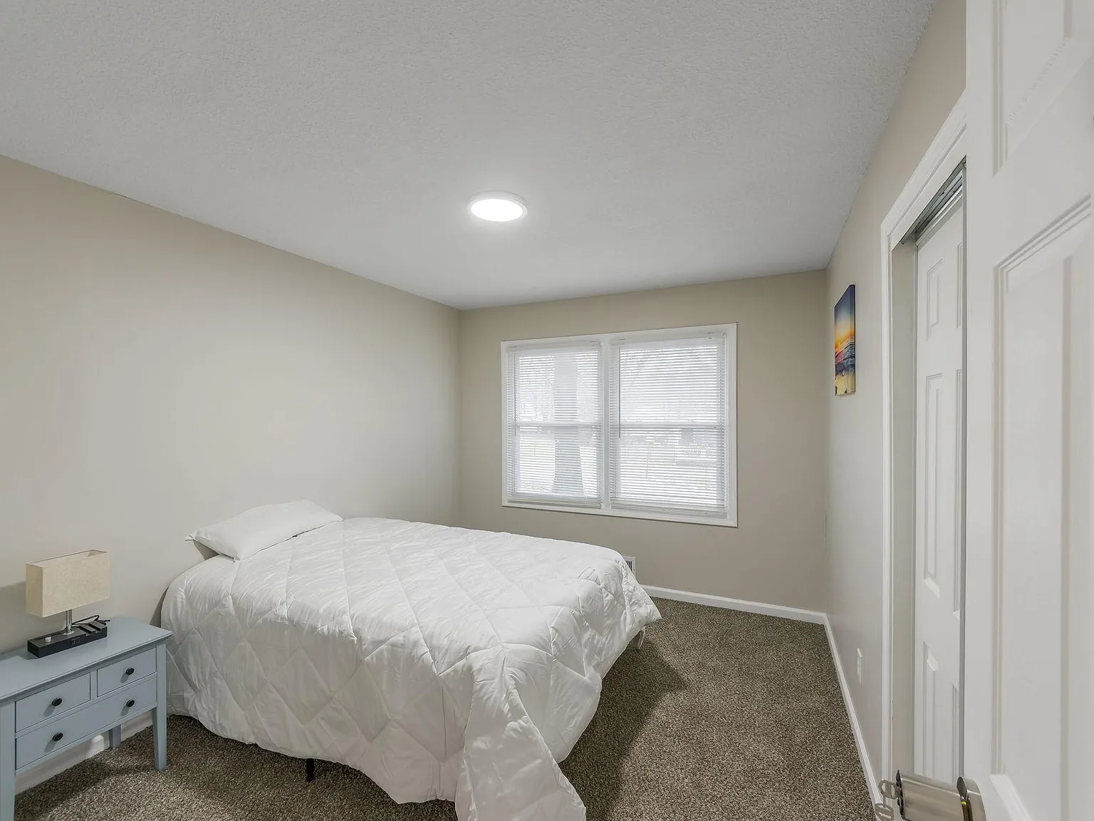 4 bed, 3.0 bath, 1800 sqft, $689 — Photo 1