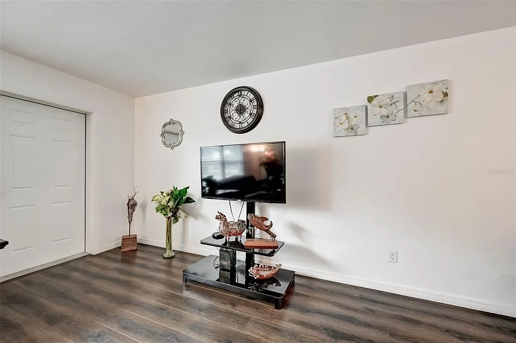 2 bed, 1.0 bath, 840 sqft, $3,000 — Photo 2