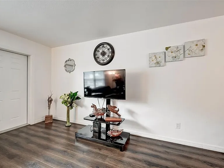 618 S Osprey Ave — Photo 2