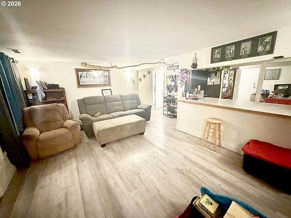 3rd image of 147 SE Pete Ave