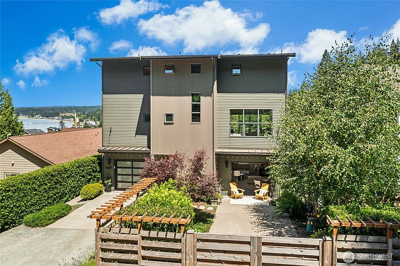 2nd image of 1447 Elm Place