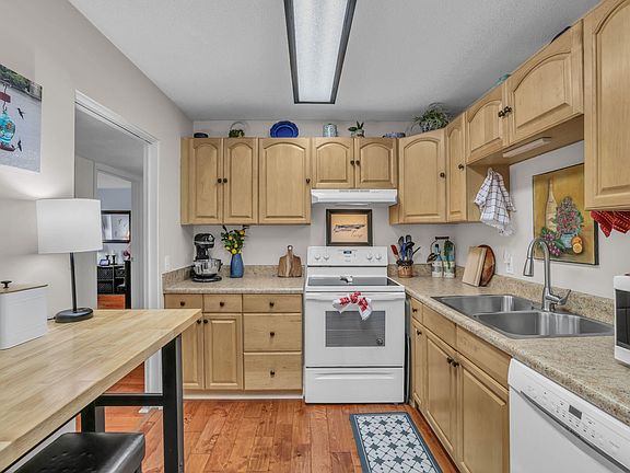 4th image of 546 River St