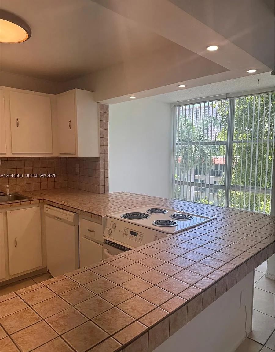 Avila South Condo — Photo 2