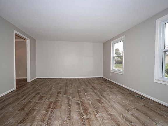 4th image of 2074 Knightsbridge Dr