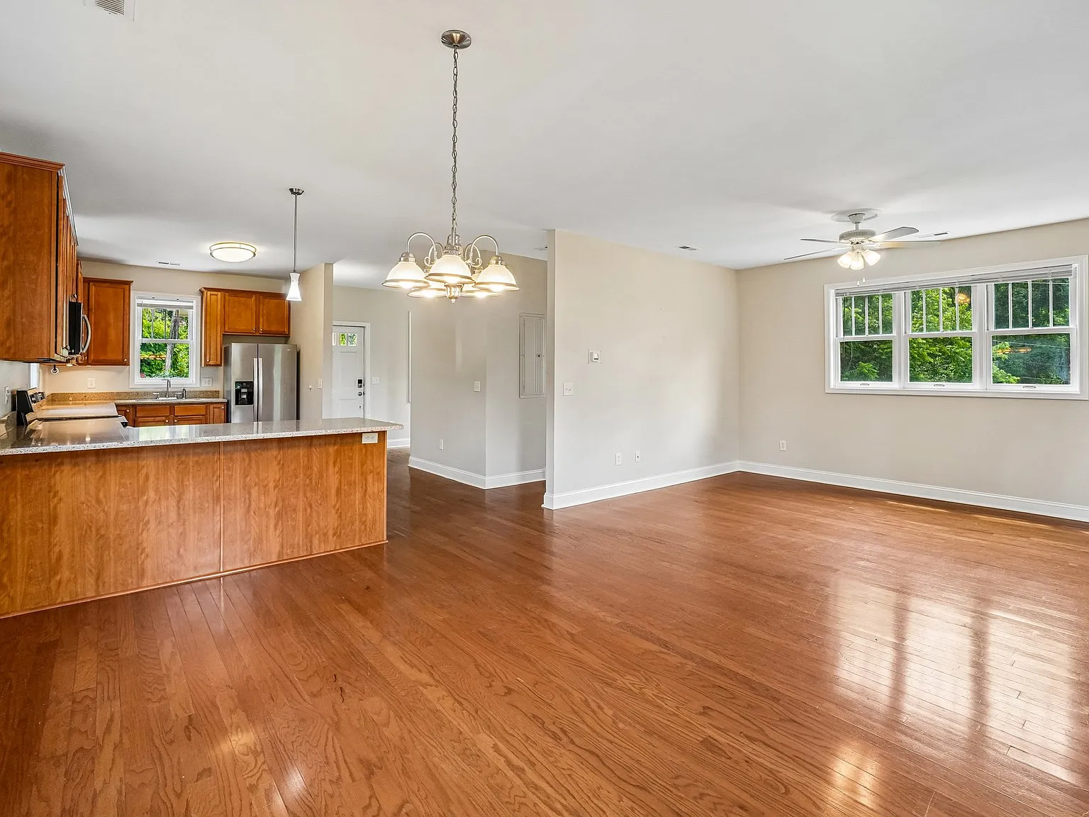 3 bed, 2.5 bath, 1600 sqft, $2,500 — Photo 4