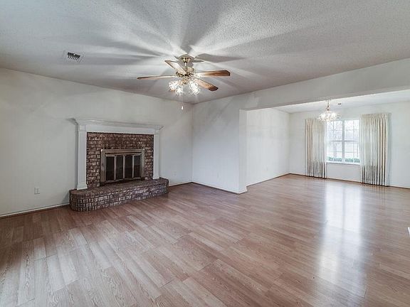 5th image of 200 Willow Creek Ct
